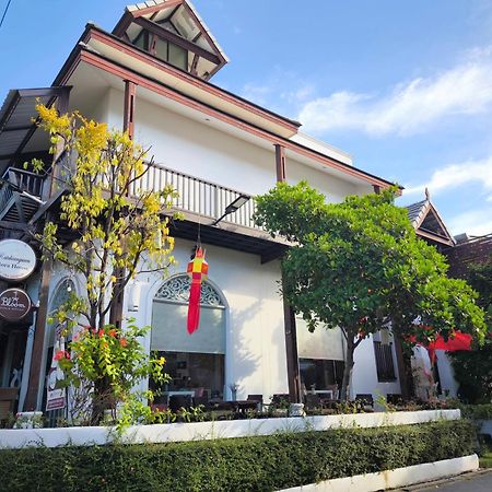 Ratchiangsaen Flora House Hotel Чиангмай Екстериор снимка