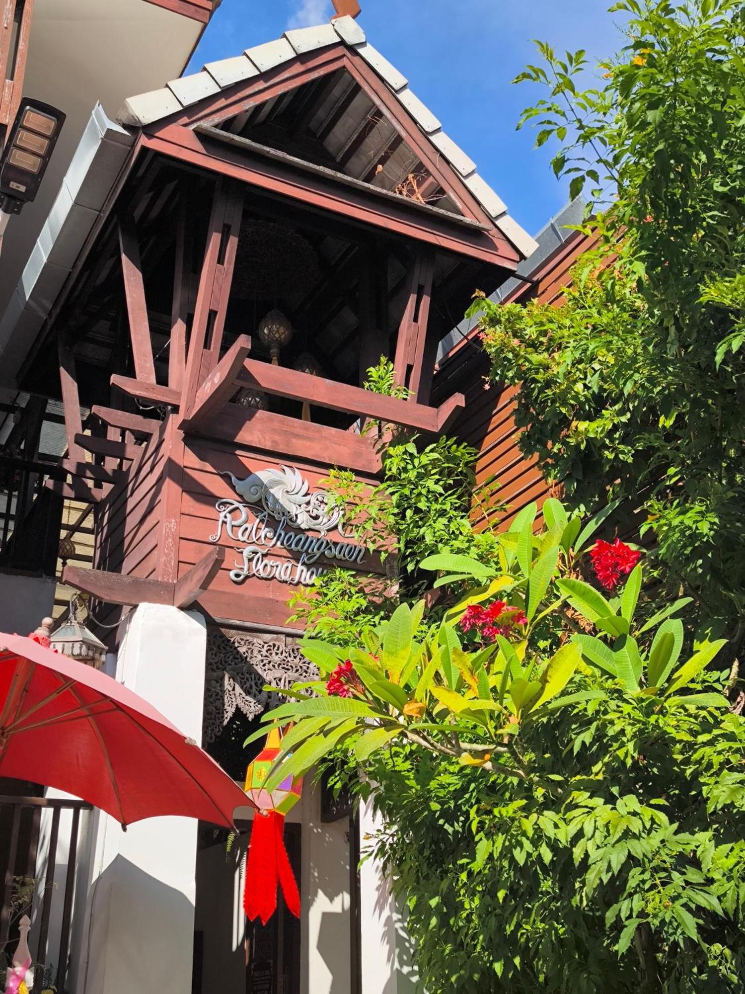 Ratchiangsaen Flora House Hotel Чиангмай Екстериор снимка
