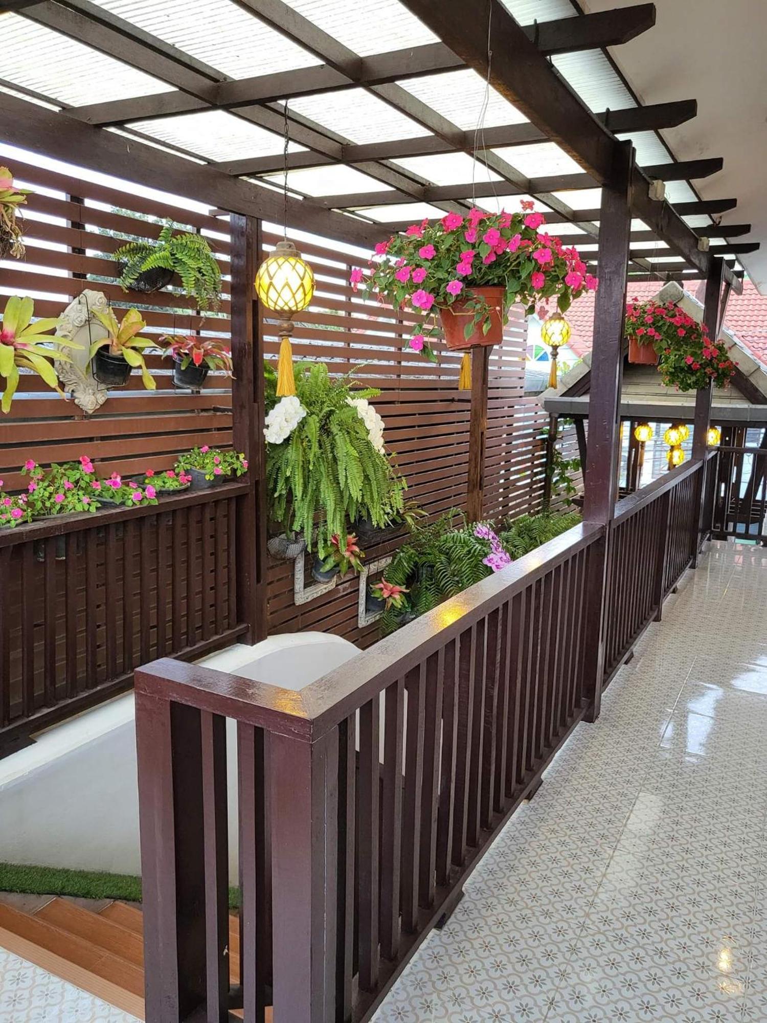 Ratchiangsaen Flora House Hotel Чиангмай Екстериор снимка