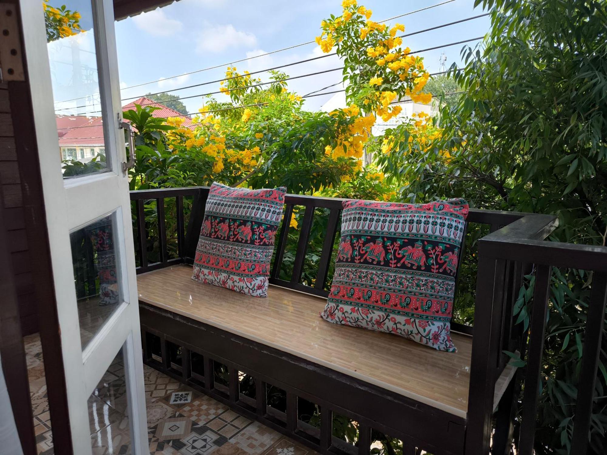 Ratchiangsaen Flora House Hotel Чиангмай Екстериор снимка