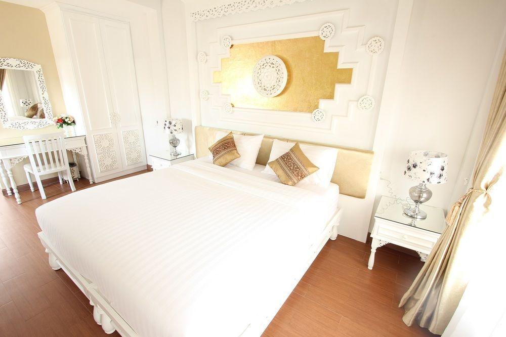 Ratchiangsaen Flora House Hotel Чиангмай Екстериор снимка