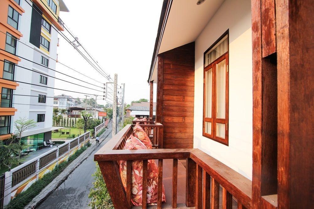 Ratchiangsaen Flora House Hotel Чиангмай Екстериор снимка